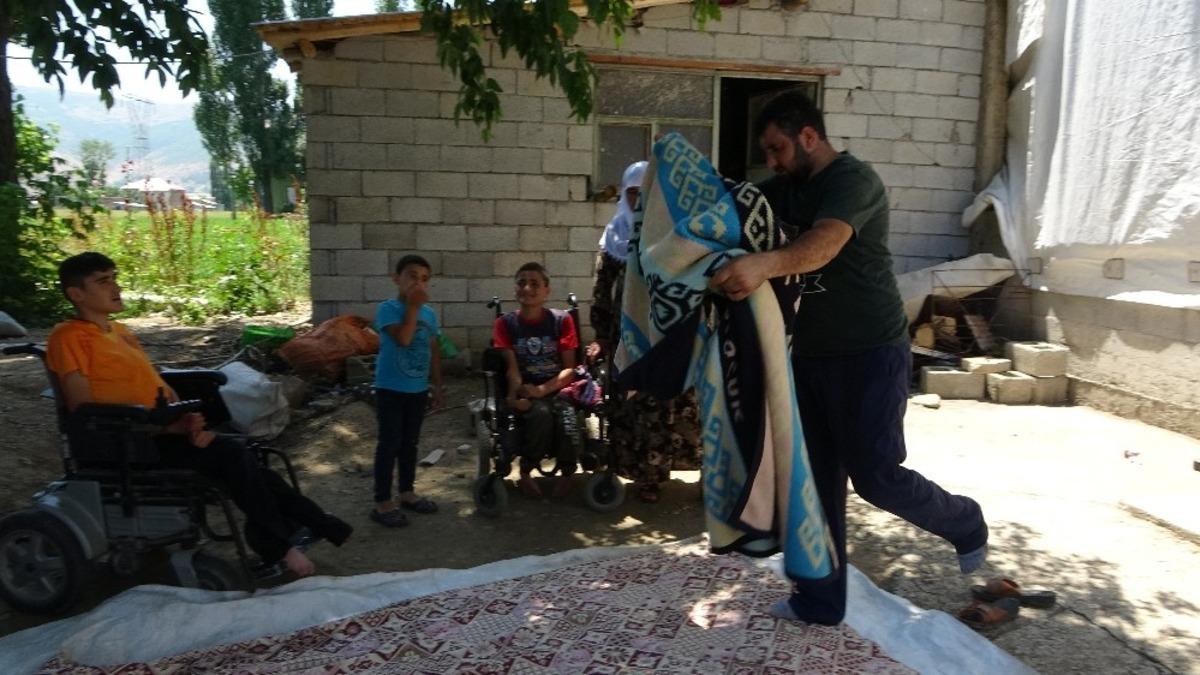 Fedakar ağabeyler hayatlarını 5 engelli kardeşine adadı