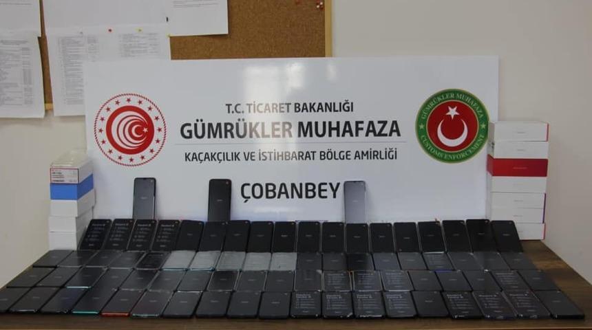 &Ccedil;obanbey Sınır Kapısında 263 adet ka&ccedil;ak cep telefonu ele ge&ccedil;irildi