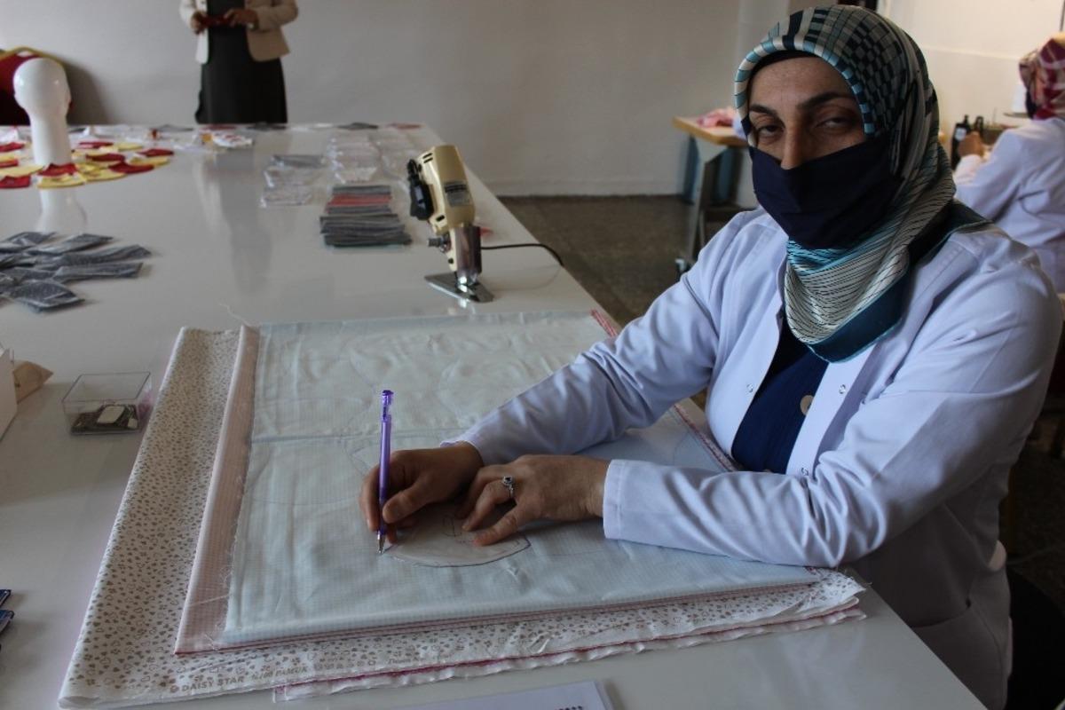 Yetişkin ve &ccedil;ocuklar i&ccedil;in farklı modellerde maske &uuml;retiyorlar