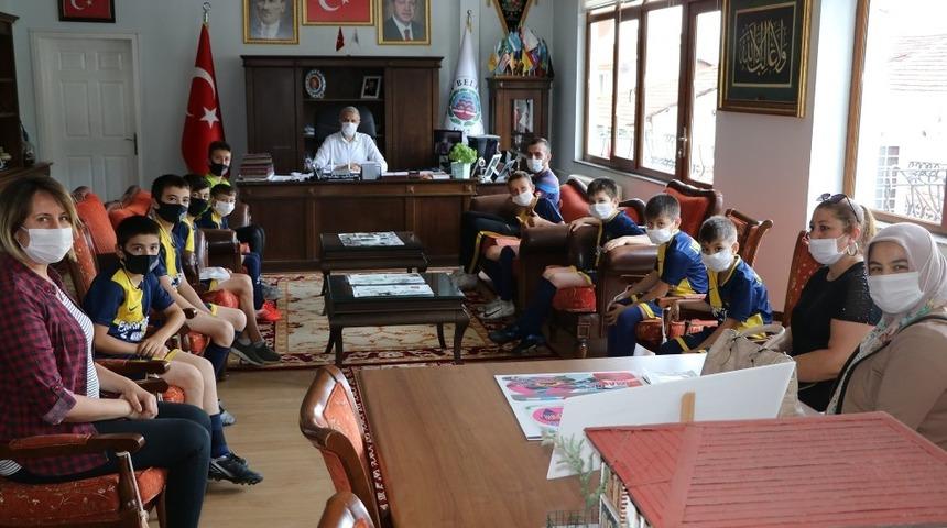 Minik sporculardan Başkan Biçer’e ziyaret