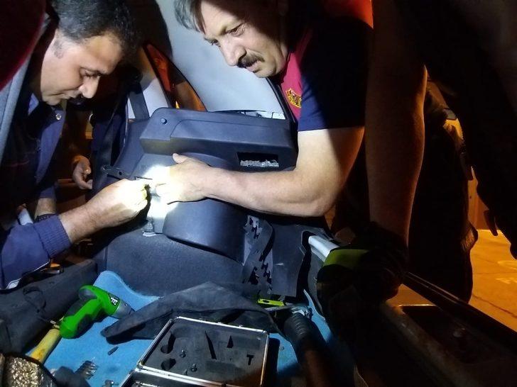 Otomobilin çamurluğuna sıkışan kedi, araç sürücüsünün dikkati sayesinde kurtarıldı G3