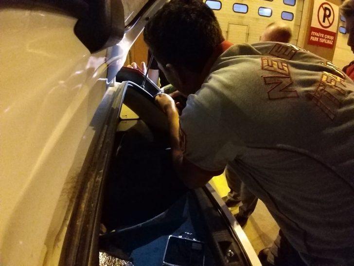 Otomobilin çamurluğuna sıkışan kedi, araç sürücüsünün dikkati sayesinde kurtarıldı G5