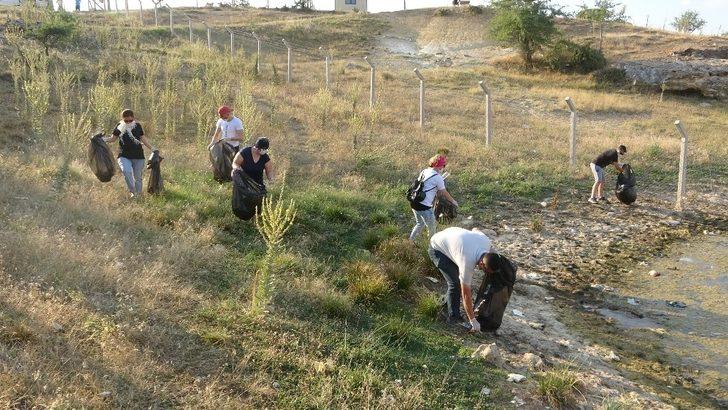 Vatandaşlar, piknik alanında 100 poşetten fazla çöp topladı G2