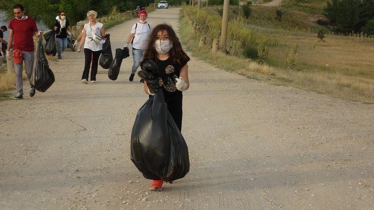 Vatandaşlar, piknik alanında 100 poşetten fazla çöp topladı G5