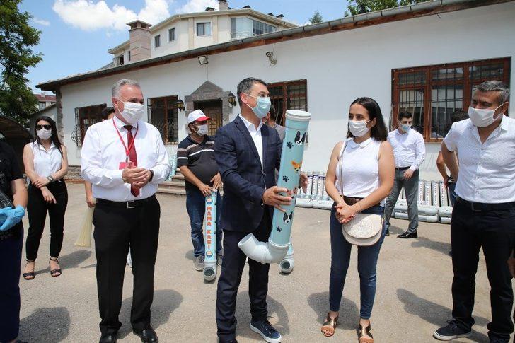 Sokak hayvanları yeni mama kaplarına kavuştu G2