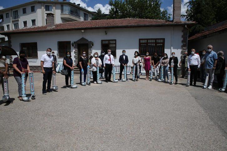 Sokak hayvanları yeni mama kaplarına kavuştu G3