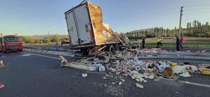 Uşak’ta ticari otomobil, devrilen tıra çarptı; 1 yaralı G1