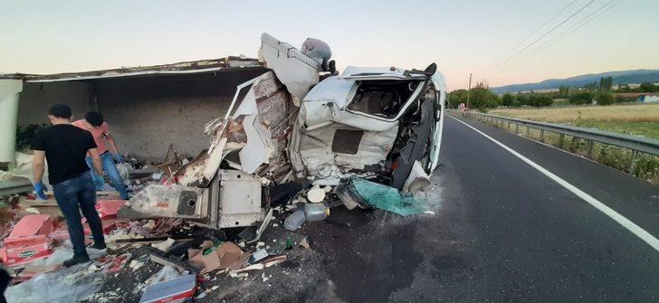 Uşak’ta ticari otomobil, devrilen tıra çarptı; 1 yaralı G3