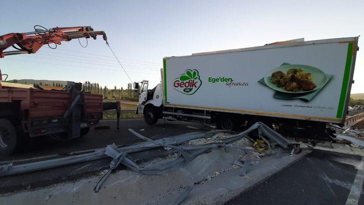 Uşak’ta ticari otomobil, devrilen tıra çarptı; 1 yaralı G4