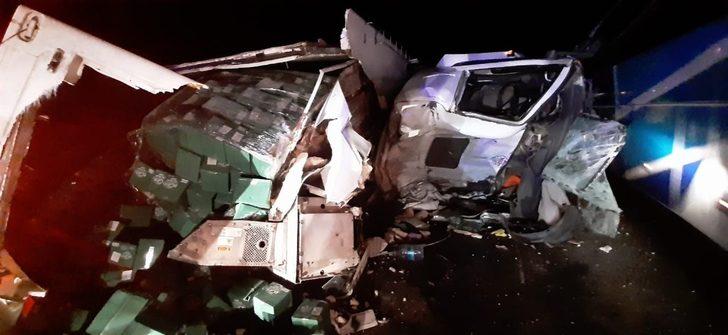 Uşak’ta ticari otomobil, devrilen tıra çarptı; 1 yaralı G5