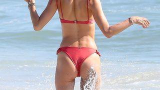 Alessandra Ambrosio denizde çocuklar gibi eğlendi