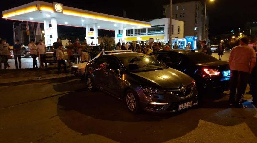 4 otomobilin karıştığı kazada 2 kişi yaralandı