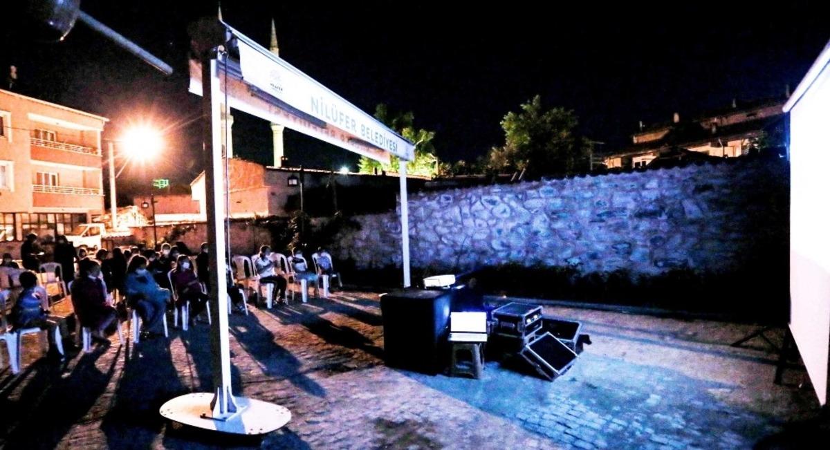 Nil&uuml;fer kırsalında kadınlara film g&ouml;sterimleri başladı