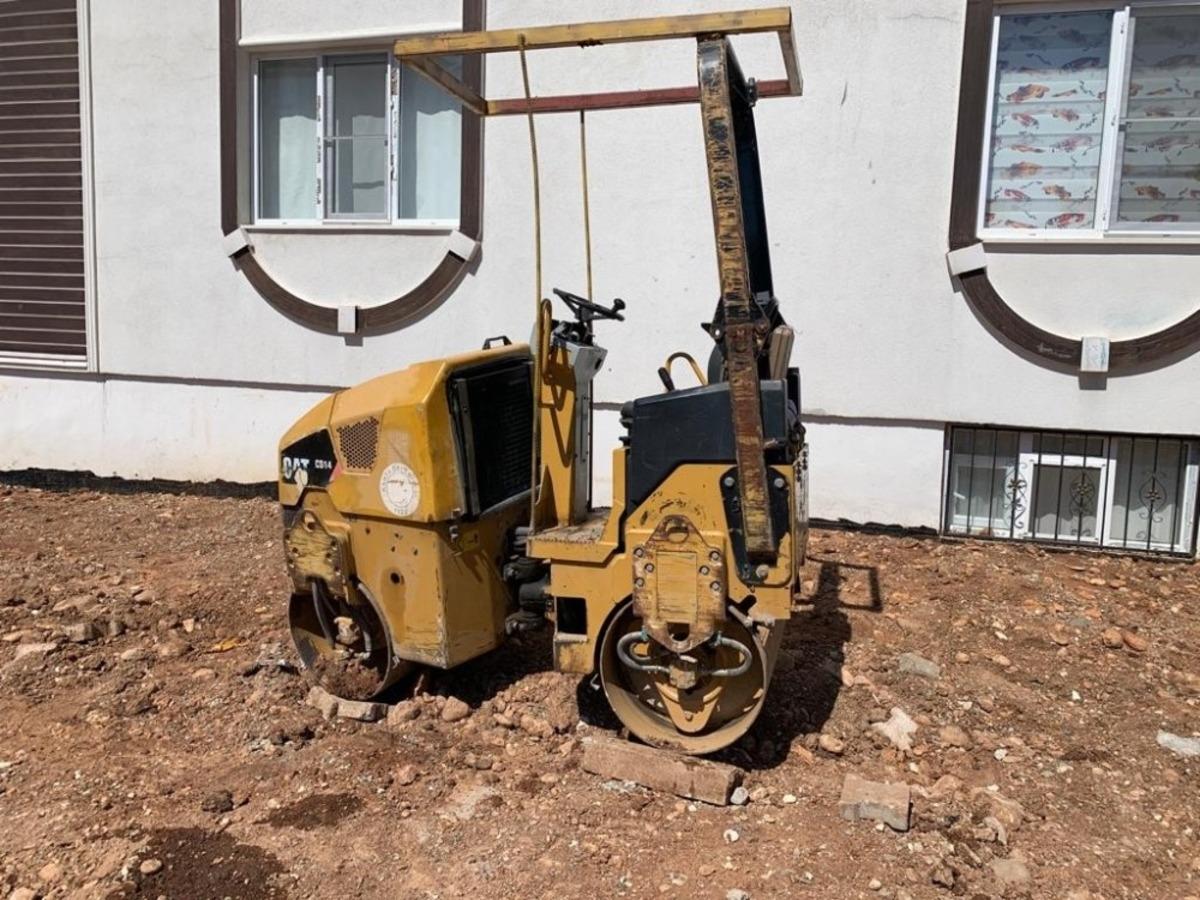 S&uuml;r&uuml;c&uuml; devrilen silindirin altında kaldı