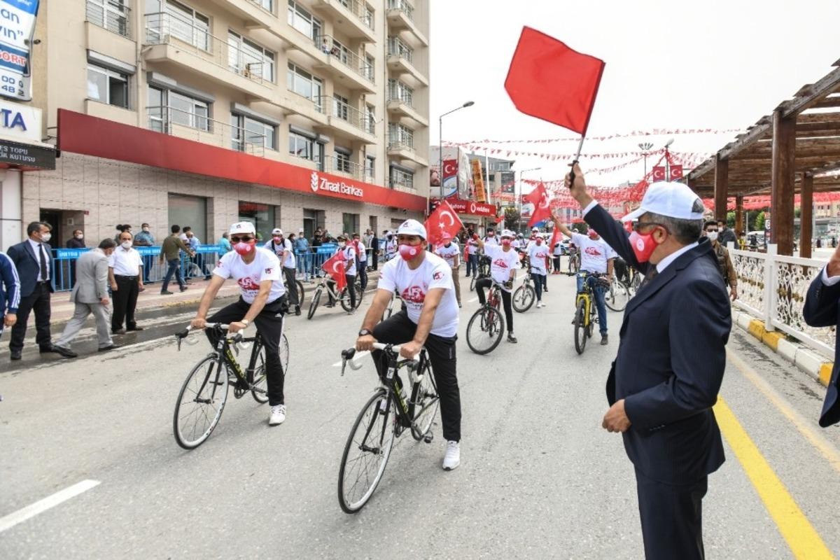 Pedallar 15 Temmuz şehitleri i&ccedil;in &ccedil;evrildi