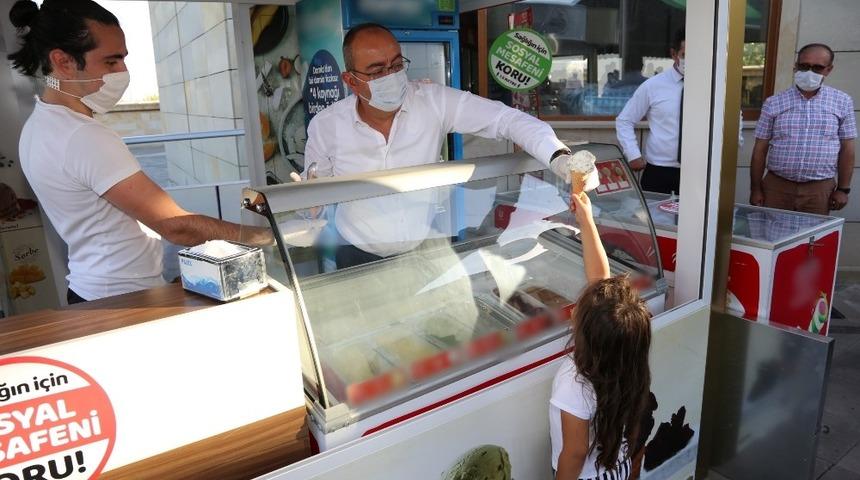 Başkan Kavuş&rsquo;tan &ccedil;ocuklara dondurma