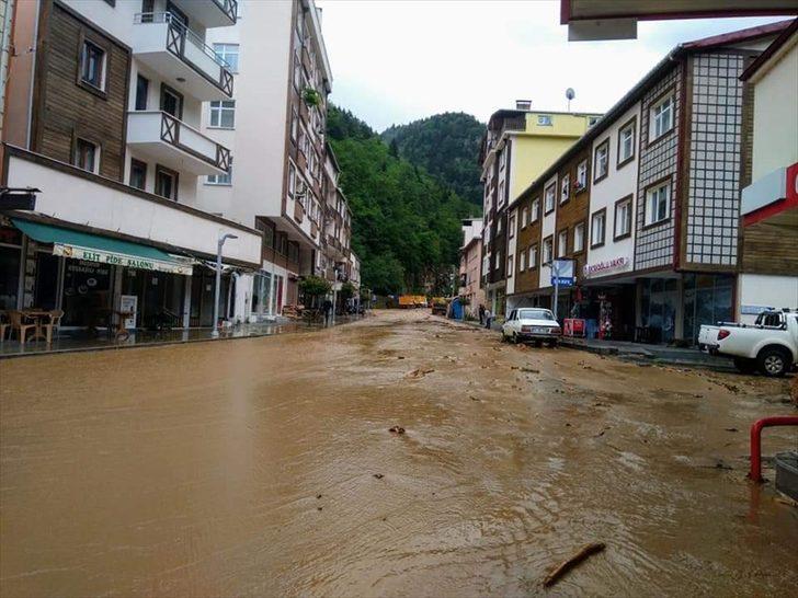 Rize'de şiddetli yağış nedeniyle Rize-Erzurum kara yolu ulaşıma kapandı G3
