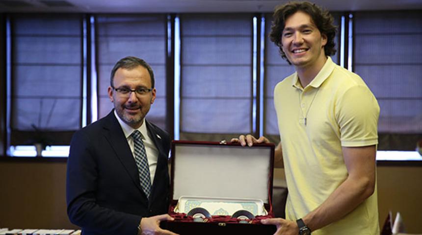 Bakan Kasapoğlu, Cedi Osman'ı konuk etti
