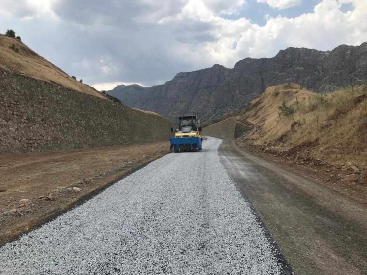 Asfaltlama &ccedil;alışması k&ouml;yl&uuml;leri sevindirdi