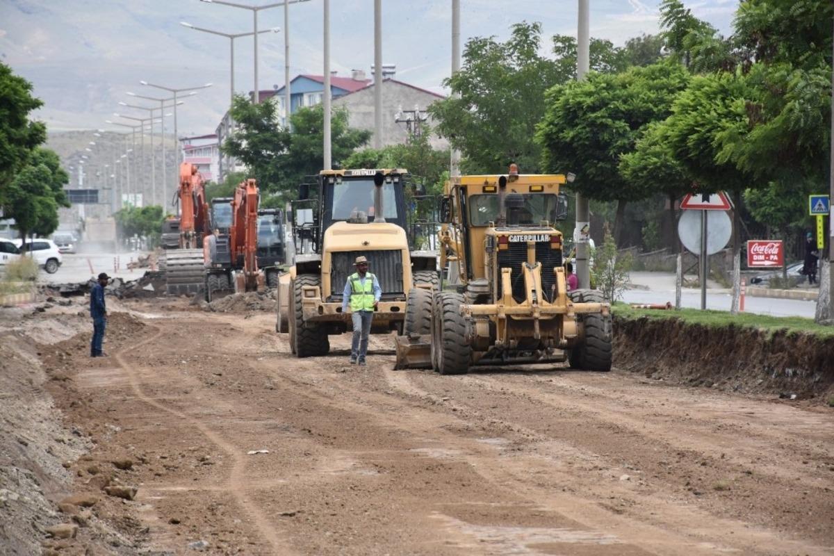 Cumhuriyet Caddesi&rsquo;nde asfalt yapım &ccedil;alışmalarına başlandı