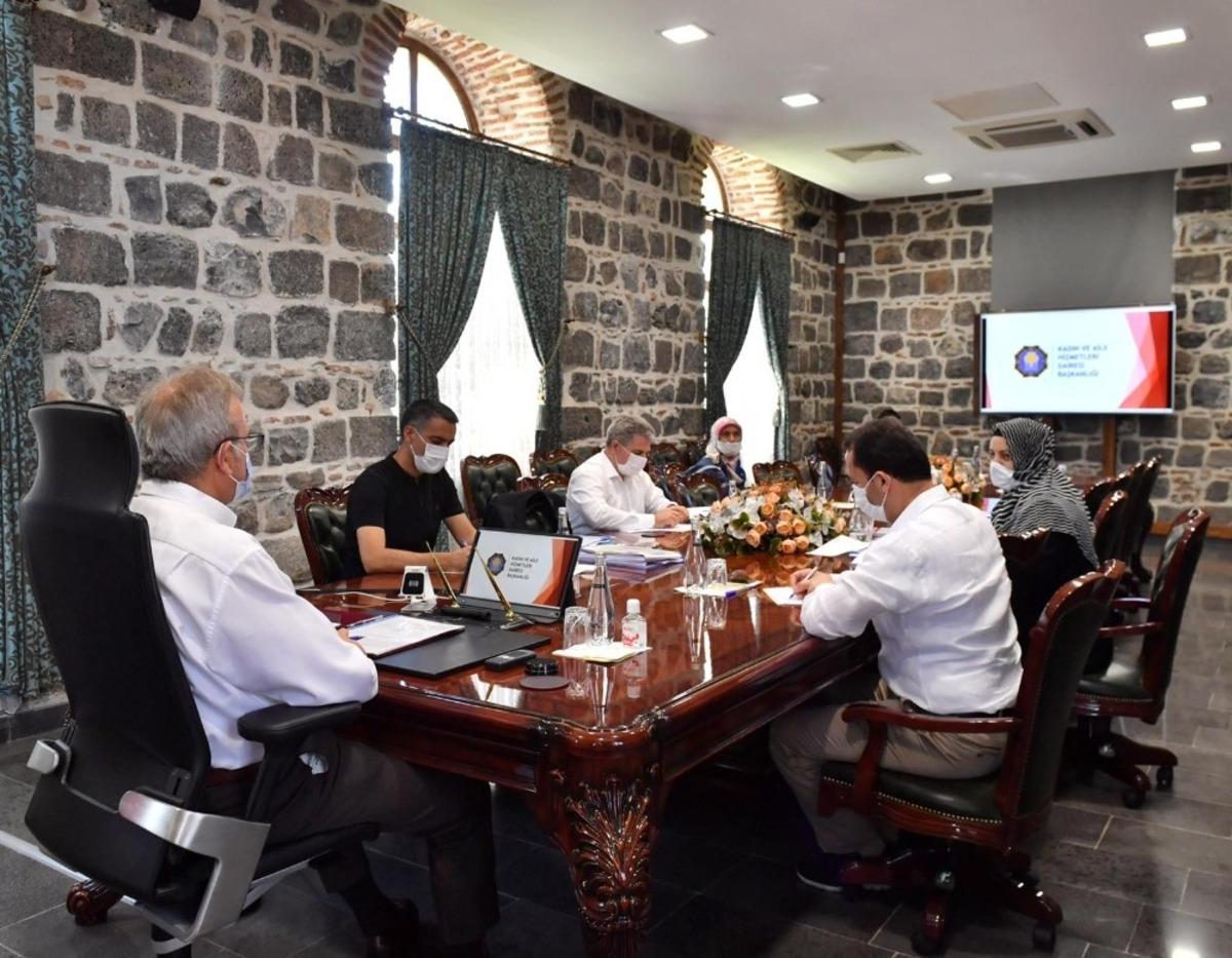 Vali Karaloğlu, hizmet ve projelere d&ouml;n&uuml;k &ccedil;alışmalarını hafta sonunda da s&uuml;rd&uuml;rd&uuml;