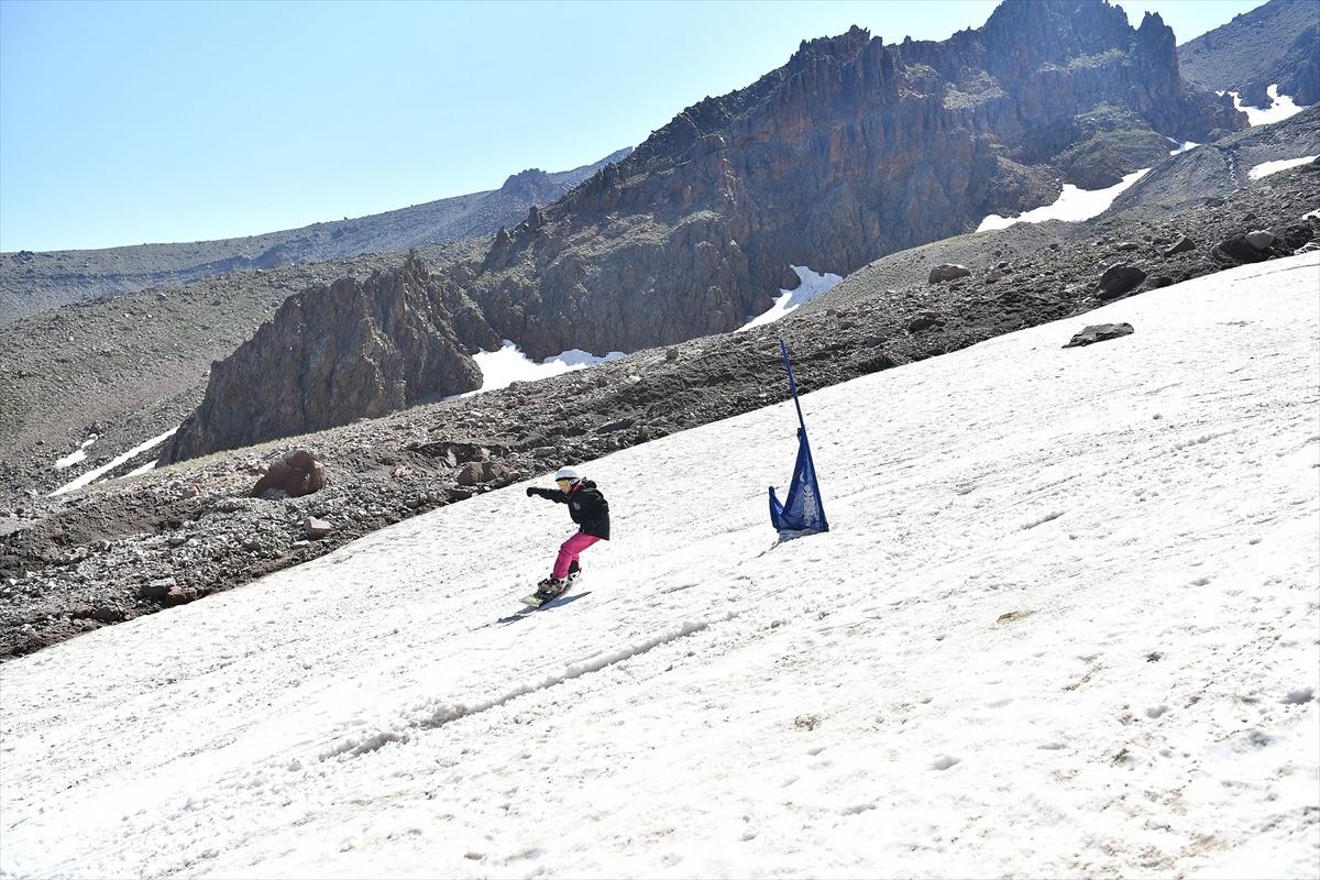 Erciyes'te temmuz ayında sporcular kayak keyfi yaşıyor