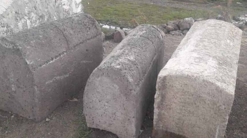 Kars&rsquo;ta bir kişinin bah&ccedil;esinde tarihi mezar taşı ele ge&ccedil;irildi