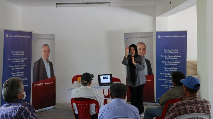 Korkutelili üreticilere toprak analizinin önemi anlatıldı