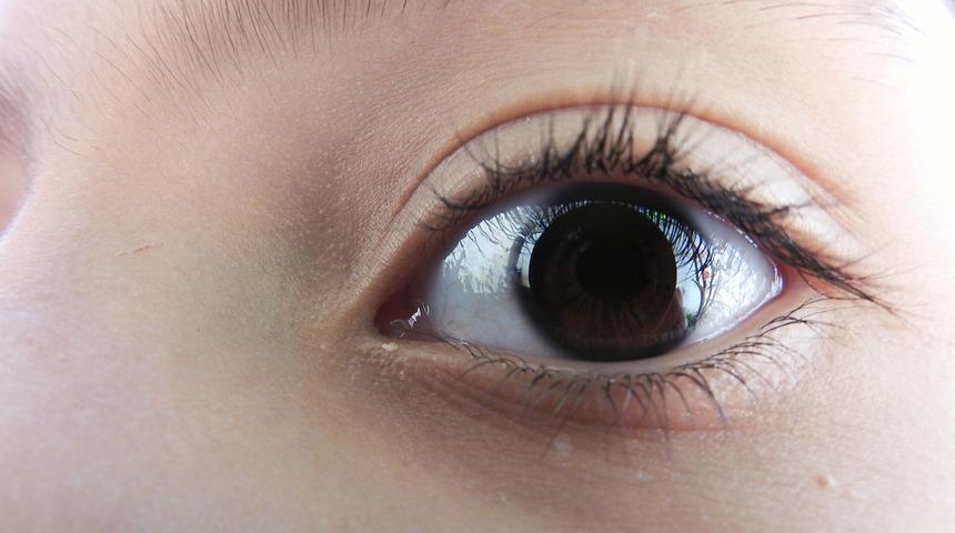 Ünlü manken aydınlık ve parlak göz altları için sırrını açıkladı! Sadece 5 adımda...