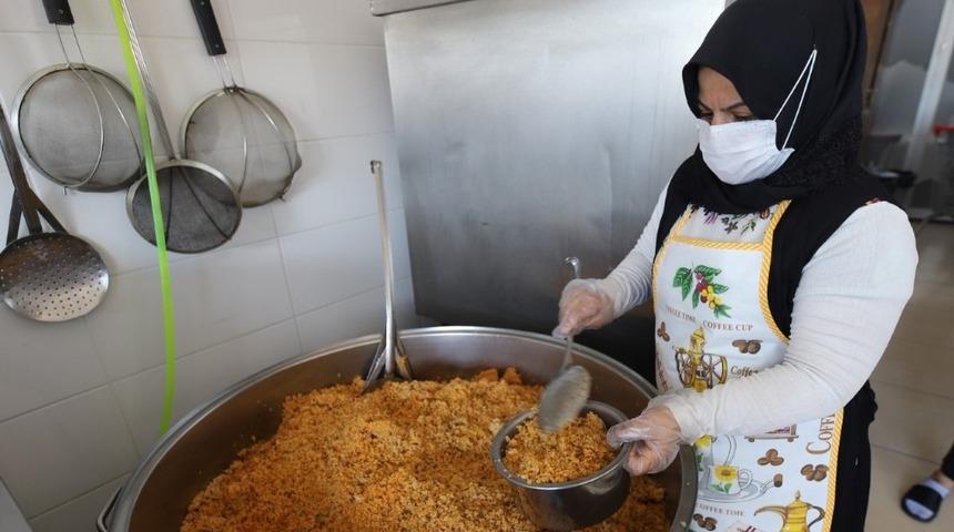 Nevşehir Belediyesinden ihtiya&ccedil; sahipleri i&ccedil;in askıda elbise aşevine metal yemek kabı desteği