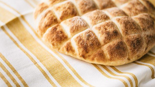 Sadece 15 dakikada hazır! Kahvaltınıza renk katacak mayasız bazlama tarifi...