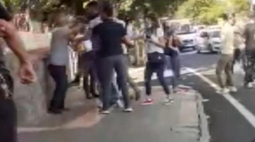 Minib&uuml;ste &ouml;ks&uuml;r&uuml;k kavgası! Ortalık karıştı