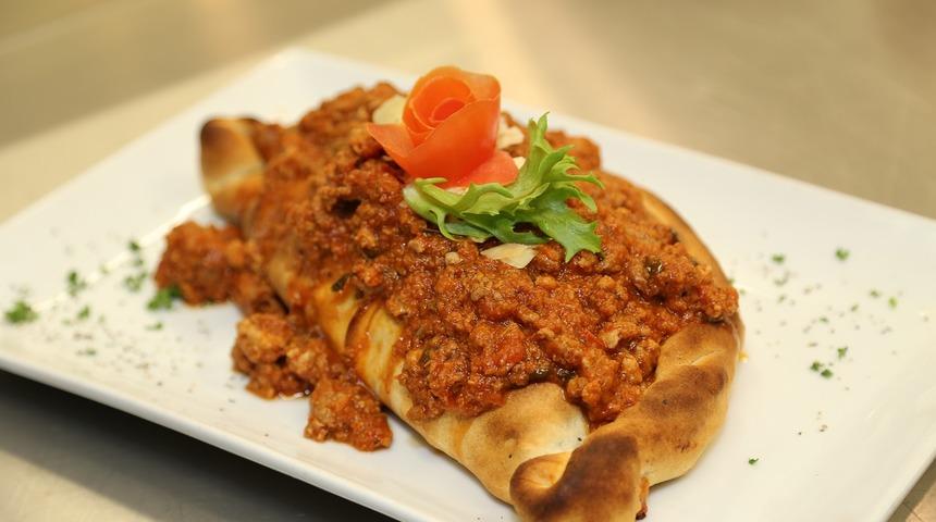 Hem çok pratik hem çok lezzetli! Evde hazırlayabileceğiniz çıtır mini pide tarifi...