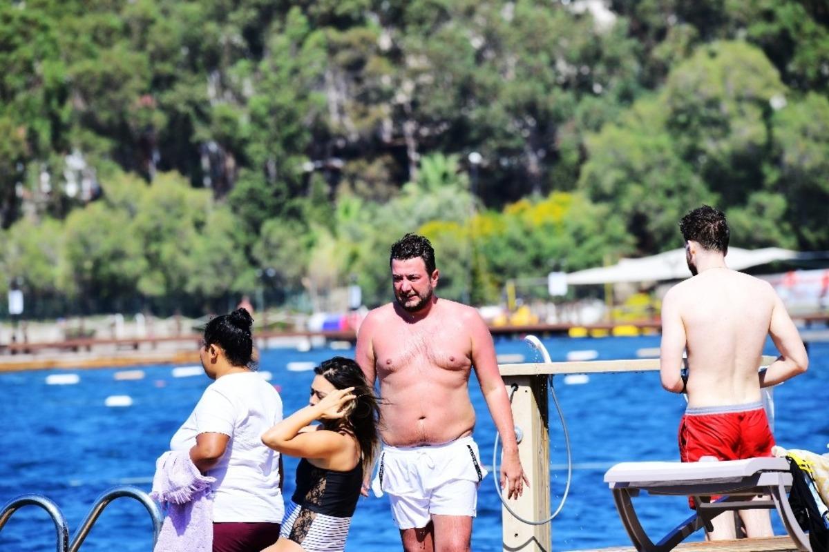 &Uuml;nl&uuml; sunucu aşırı kiloları ile şaşırttı