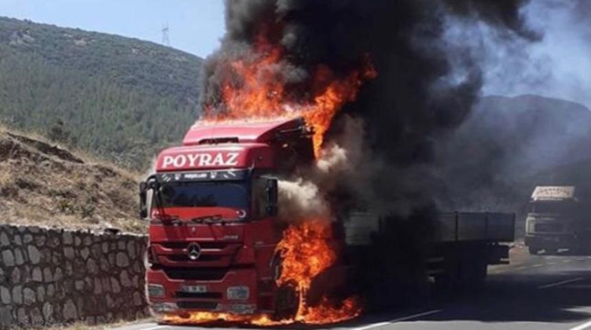 İzmir&rsquo;de seyir halindeki TIR alev topuna d&ouml;nd&uuml;