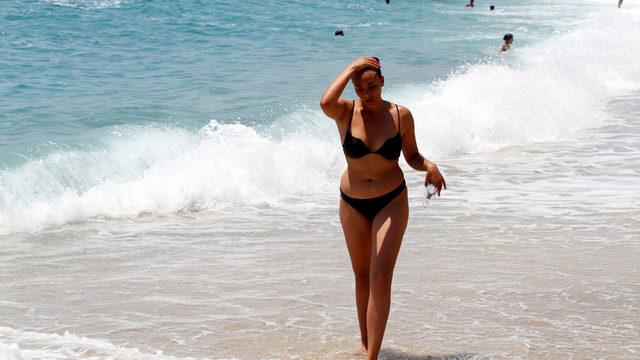 Alanya'da sıcaktan bunalan denize koştu