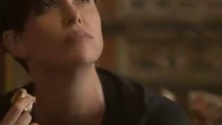 Herkes Charlize Theron'un bu sahnesini konuşuyor! Şahin'den dikkat çeken paylaşım