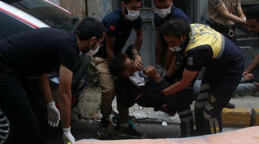 Beyoğlu'nda kavga! Bıçaklanan kişiye ilk yardımı bekçi yaptı