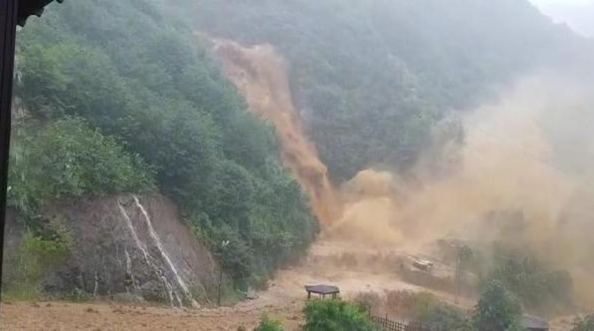 Yer: Rize! Ağaran Şelalesi, aşırı yağışla taştı