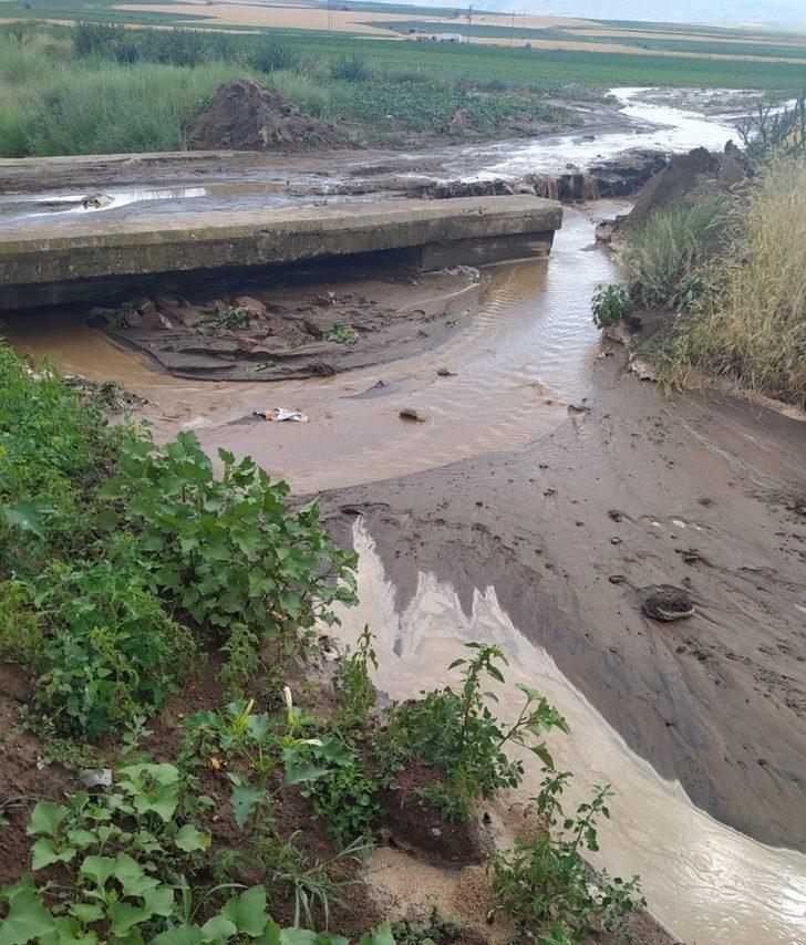 Ahlat’ta sel suları ekili alanlara ve sulama kanallarına zarar verdi G5