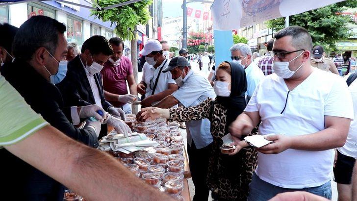 Ayasofya’nın cami olması dolayısıyla vatandaşlara lokma dağıtıldı G1