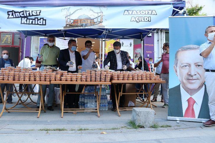 Ayasofya’nın cami olması dolayısıyla vatandaşlara lokma dağıtıldı G2