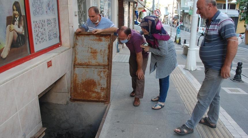 Kapağı açtığında şoke oldu! Tekirdağ'da bir esnafın tüm malzemeleri suya gömüldü