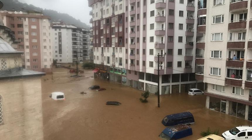 Rize'de sel felaketi! Ev yıkıldı, 2 kişi kayıp