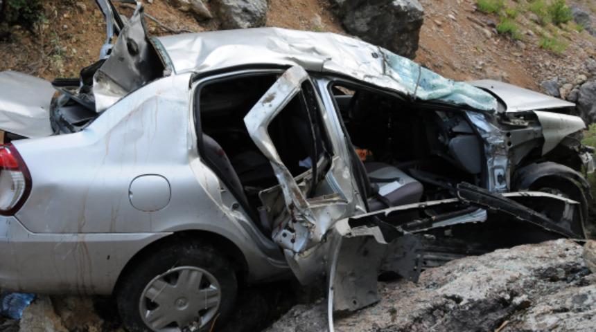 Antalya&rsquo;nın Alanya il&ccedil;esinde otomobil u&ccedil;uruma yuvarlandı: &Ouml;l&uuml; ve yaralılar var