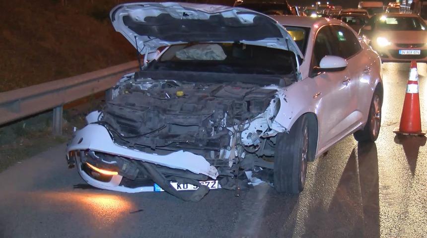 Gaziosmanpaşa'da yan yatan minibüsten sürücü yara almadan kurtuldu