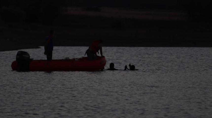 Serinlemek için gölete giren genç kayboldu