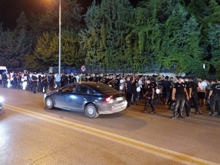 Denizlispor taraftarları galibiyetin ardından stat önünde 3 puanı kutladı G1