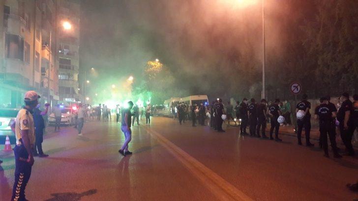 Denizlispor taraftarları galibiyetin ardından stat önünde 3 puanı kutladı G2