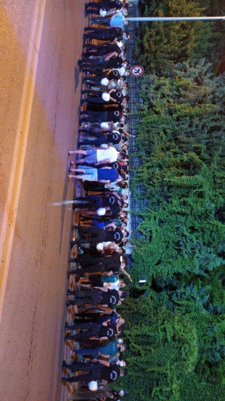 Denizlispor taraftarları galibiyetin ardından stat önünde 3 puanı kutladı G3